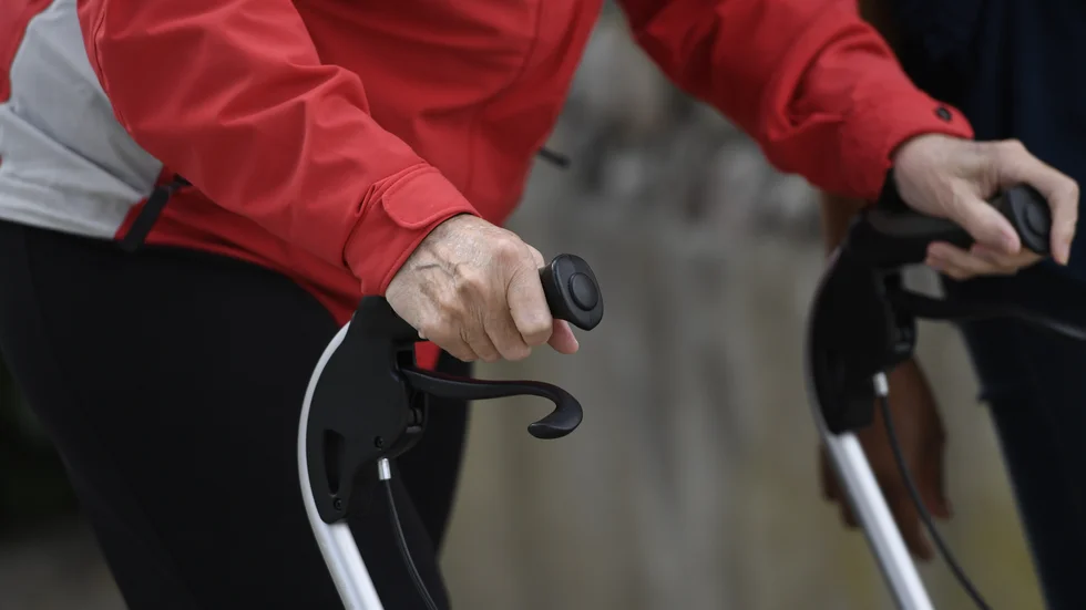 Mannen hade handledsväskan med värdesaker i korgen på rullatorn.