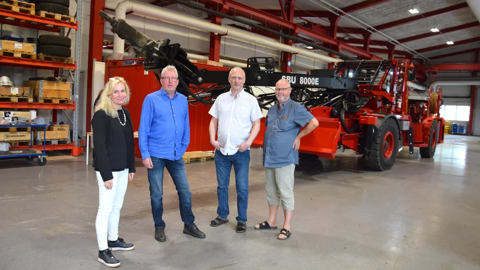 Jama i Skelleftehamn är glada och stolta över den nya batteridrivna skrotaren fr v Eva Skinner, affärsutvecklare, Rickard Lindgren, vd, Anders Lindgren, projektledare, och Anders Norlund, elkonstruktör.