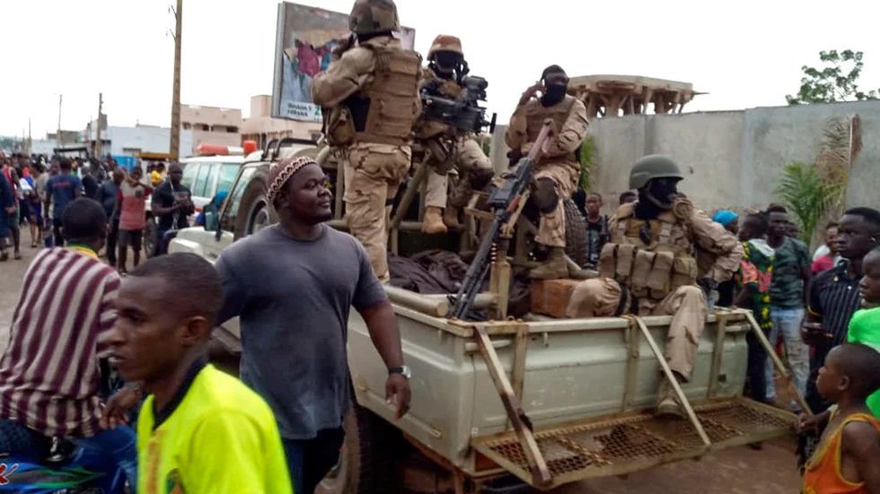 Militär utanför president Ibrahim Boubacar Keitas hem i Malis huvudstad Bamako under tisdagen.