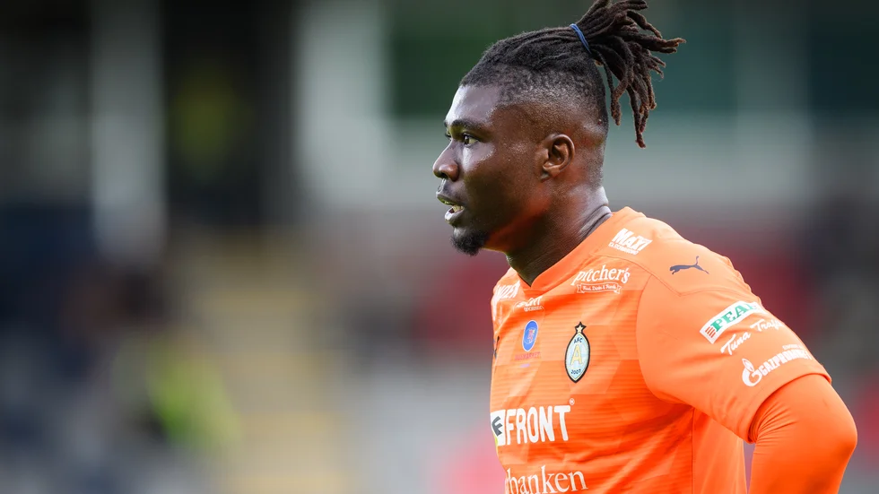 Samuel Nnamani deppar efter förlusten och straffmissen.