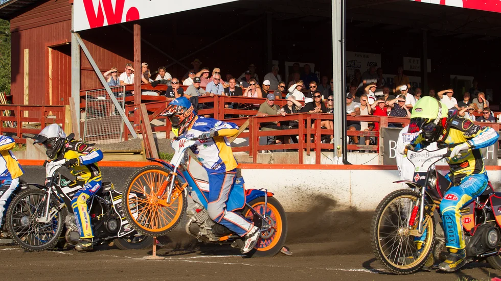 Äntligen gick starttejpen upp för årets speedwaysäsong på Zinkgruvan mining arena.Joel Larssons cykel stegrar sig inför restauranggästerna på vip-avdelningen. Piraterna gjorde en stark premiär.