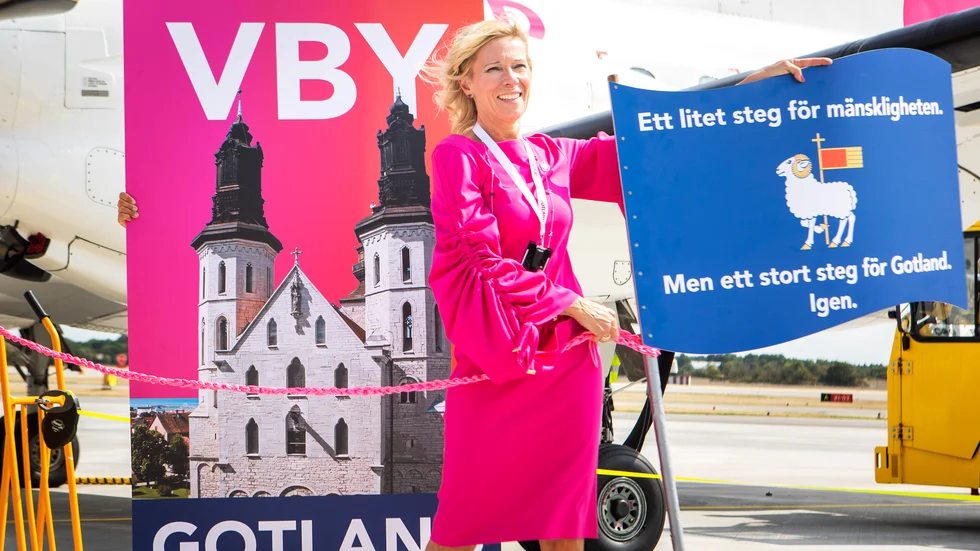 Air Gotlands vd Tiina Mykkänen utanför bolagets nya flygplan.
