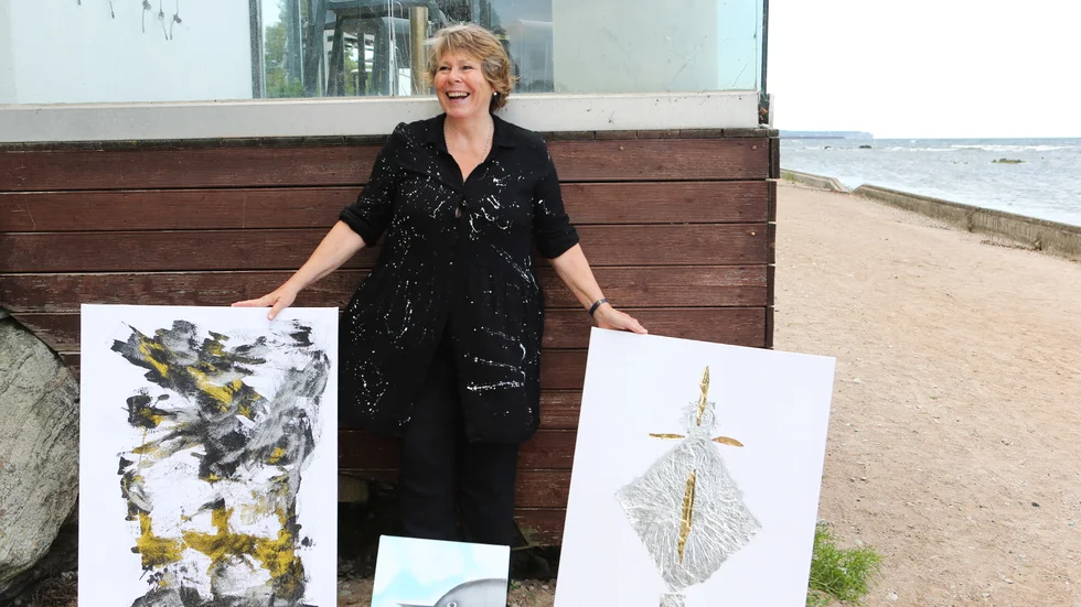 AnnKarina Vesterberg med den trio verk hon kommer att ha med på Art Walk vid Norderstrand. 