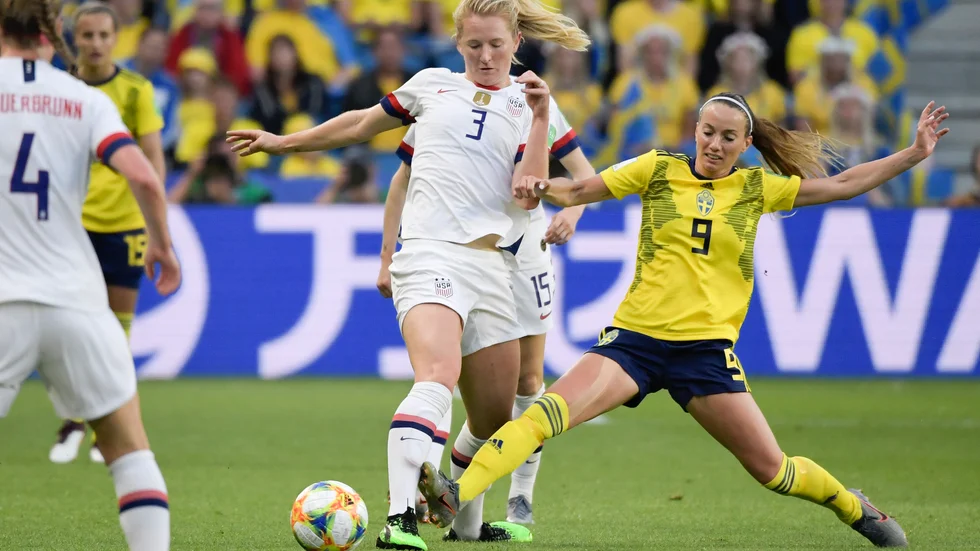 Samantha Mewis, här i duell med Sveriges Kosovare Asllani under fotbolls-VM förra året, är klar för engelska Manchester City. Arkivbild.