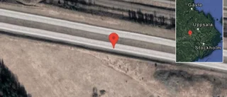 Stillastående personbil på E18 - helt stopp i ett körfält