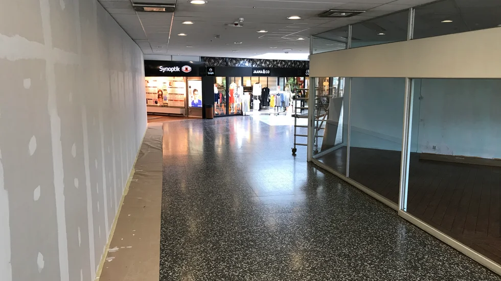 Två av de tomma lokalerna i Violengallerian har byggts igen och kommer, enligt Stefan Berg på City-fastigheter,  att prydas med bilder från Katrineholm.