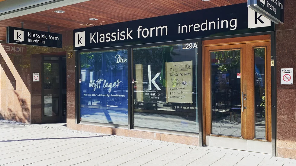 Skyltarna är på plats och planen är att ha premiär på nya adressen i mitten av september.