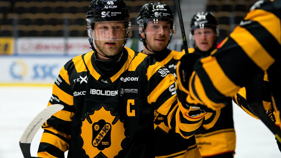 Oscar Möller, lagkapten i AIK, var het i första träningsmatchen. Han spelade fram till AIK:s samtliga mål.