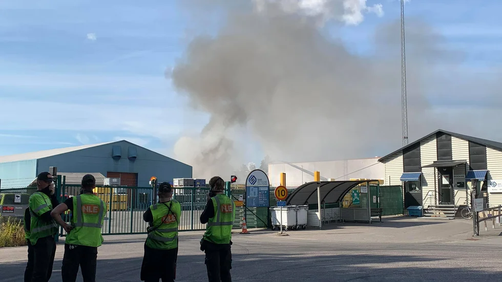 På måndagseftermiddagen fattade elektronikskrot eld på Sims recycling i Katrineholm.