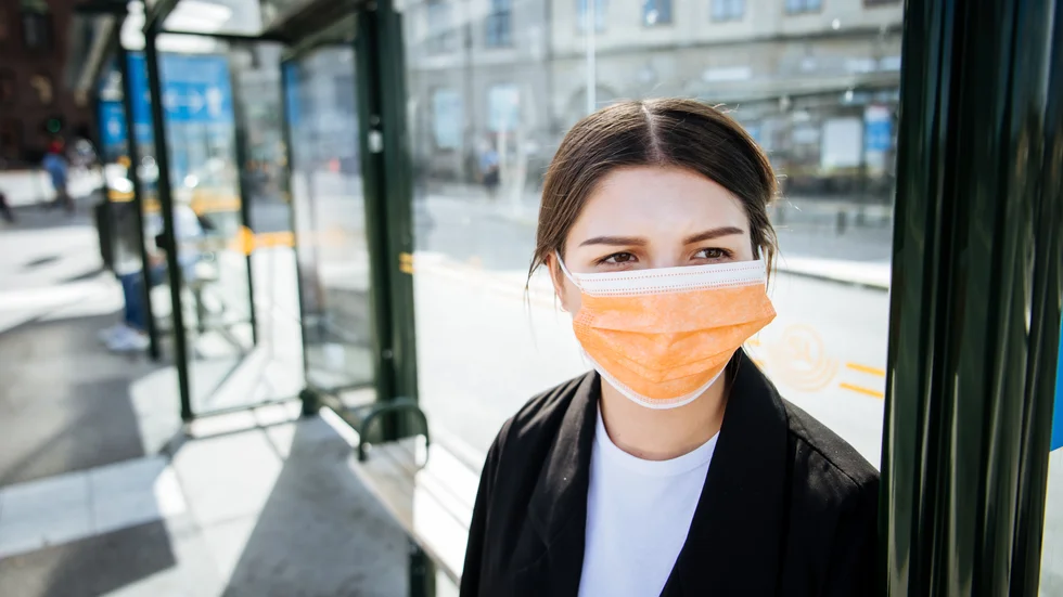  "Anta att det blir en ny rekommendation eller, ännu värre, ett tvång att bära munskydd. Hur många vet hur mycket dessa kostar?" skriver insändarskribenten som tagit reda på just detta. (Arkivbild)