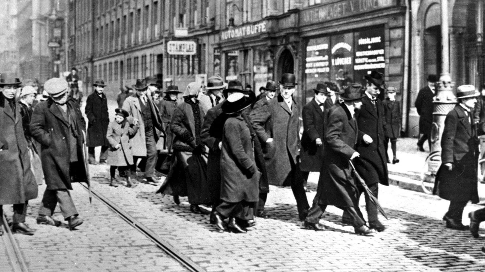 April 1917. Lenin (främst med paraply) på reseuppehåll i Stockholm. 