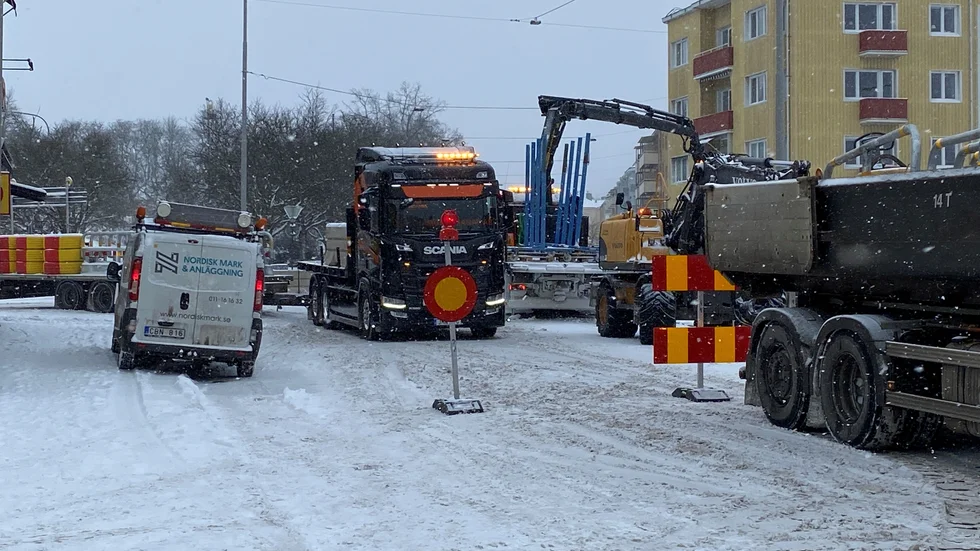 Arbetet pågår för fullt med att reparera vattenläckan i korsningen Lindövägen-Tullhusgatan.