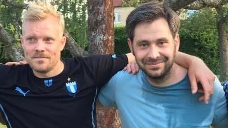 Johan Orrenius, chefredaktör på Offside, är gammal tenniskompis till Martin Axén. Takterna från tennisen känns igen i fotbollsledarskapet. Orrenius var glad för Axéns skull när han såg Maif gå upp i ettan.