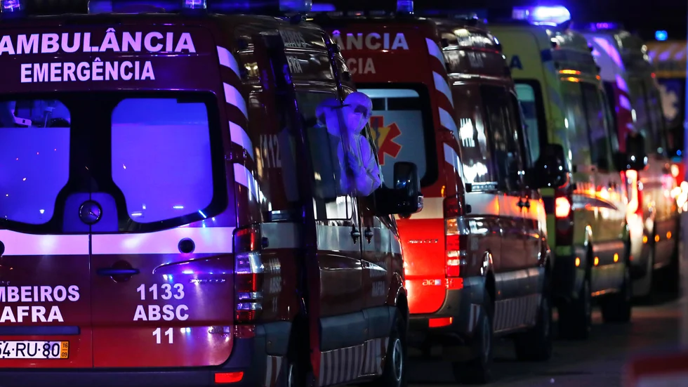 Ambulanser med covidpatienter köar till ett sjukhus i Portugals huvudstad Lissabon. Bilden är från i torsdags.