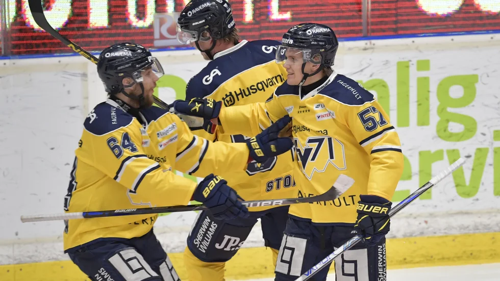 HV-jubel – för andra matchen i rad. Anton Wedin (57) klappas om efter sitt 2–1-mål av Eric Martinsson.