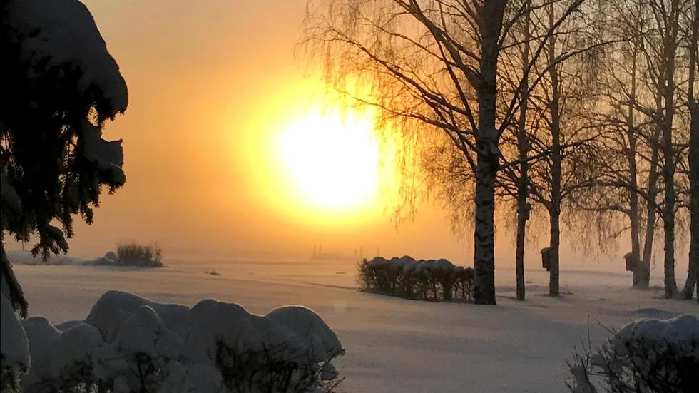 Vacker vinterdag, solen vill fram bakom dimman.