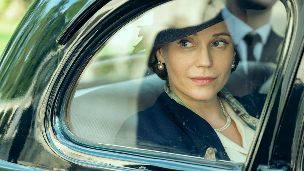 Kronprinsessan Märtha (Sofia Helin) skiljs från sin man kronprinsen och tvingas fly till USA när andra världskriget bryter ut och tyskarna ockuperar Norge.