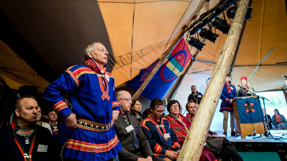 Per Mikael Utsi (stående), ordförande i Sametingets valnämnd, har i egenskap av privatperson valt att granska vissa delar ur röstlängden inför det kommande sametingsvalet. (Arkivbild)