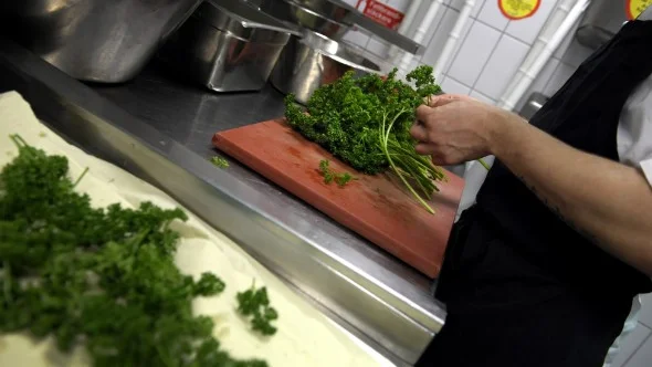 Restaurangägaren lär två personer bo ovanpå och arbeta i restaurangen, men allt gick inte rätt till enligt vice riksåklagare.
