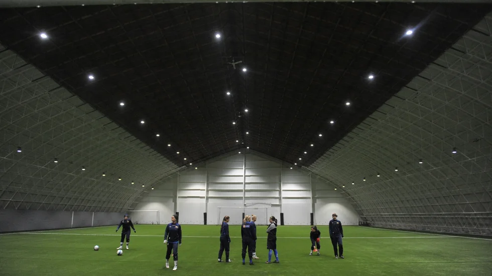 Fotbollstältet på Skogsvallen, tillsammans med Malmhallen i Boliden, Isbjörnen i Burträsk och bollhallen på Norrvalla, är tillfälligt stängda.