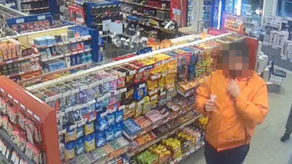 Ännu en gång har 27-åringen dömts för brott som riktats mot äldre personer. ”Det är oerhört lågt att ge sig på ensamstående, äldre människor i deras hem”, säger åklagare Marie Andersson.
