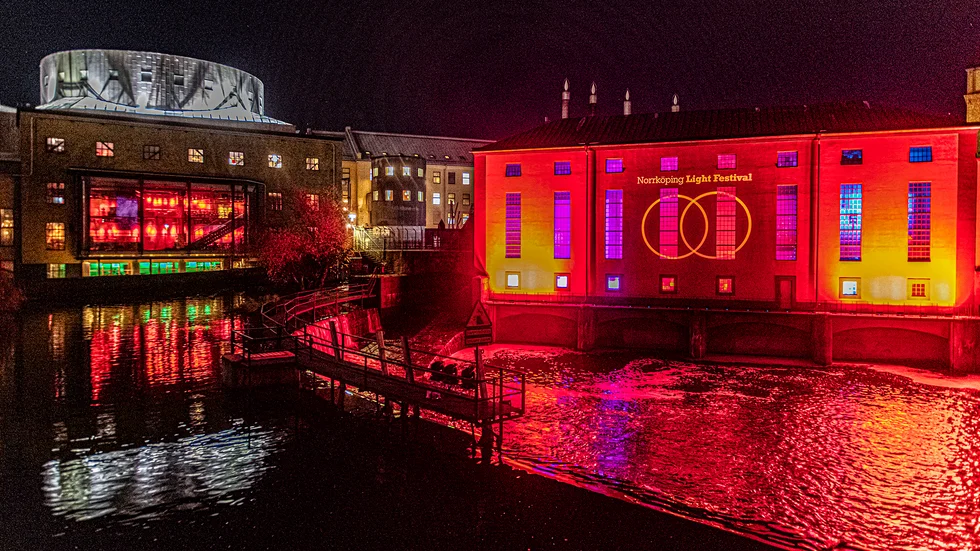 Den traditionella nyårspromenaden ställs in. Istället får man ta en promenad på egen hand längs Norrköping Light Festivals upplysta slinga vid tillfälle.