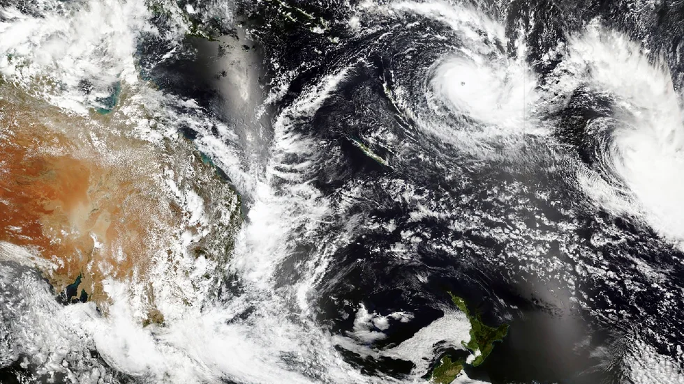 En satellitbild från Nasa visar cyklonen Yasa över Fiji i bildens övre högra hörn.