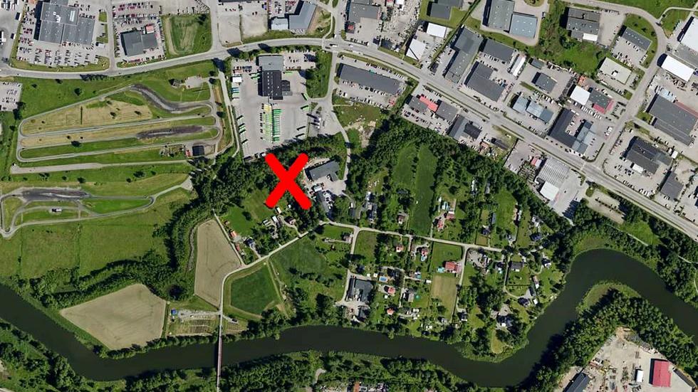 Här vill mobiloperatören HI3G Access uppföra en mobilmast, ett torn på 42 meter. Strax ovanför syns bussgaraget vid Mått Johanssons väg och till vänster halkbanan.