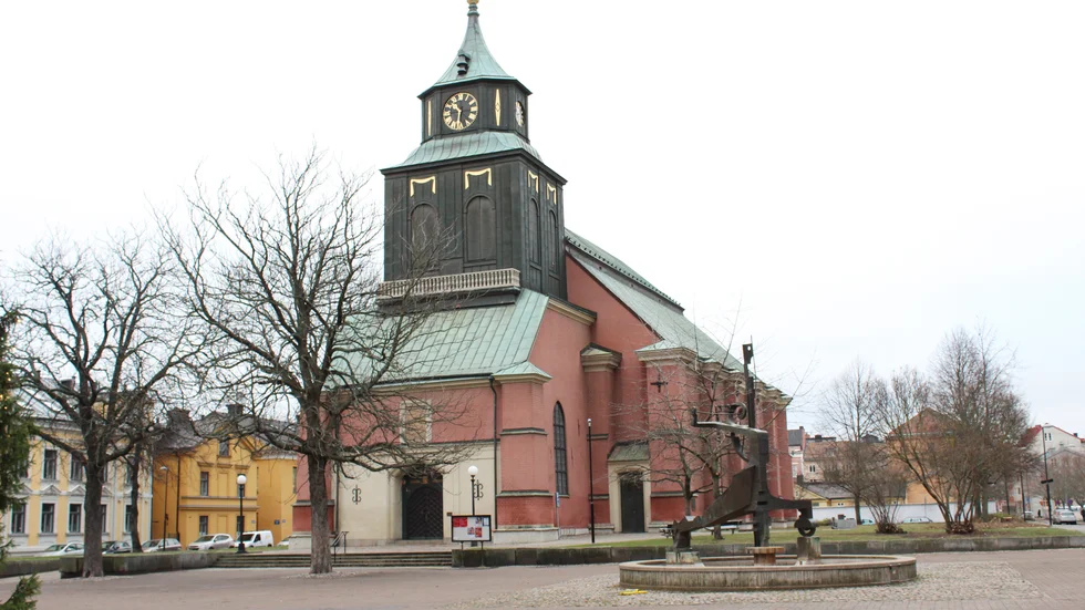 Kulturskyddade Hedvigs kyrka hotas av sprickbildning om detaljplanen i kvarteret Rosen tillåter garage under markplan, menar pastoratet.
