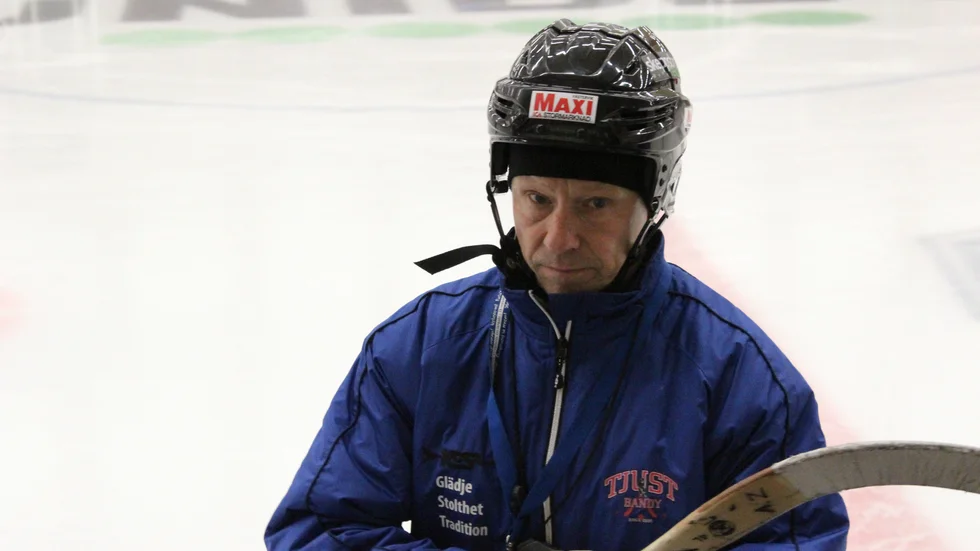 Tjust Bandy och tränare Alexander Zinkevitch får vänta på seriepremiären minst i två veckor till.