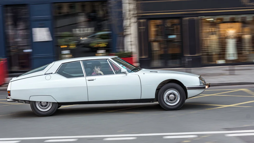 En Citroën SM far fram i Paris.