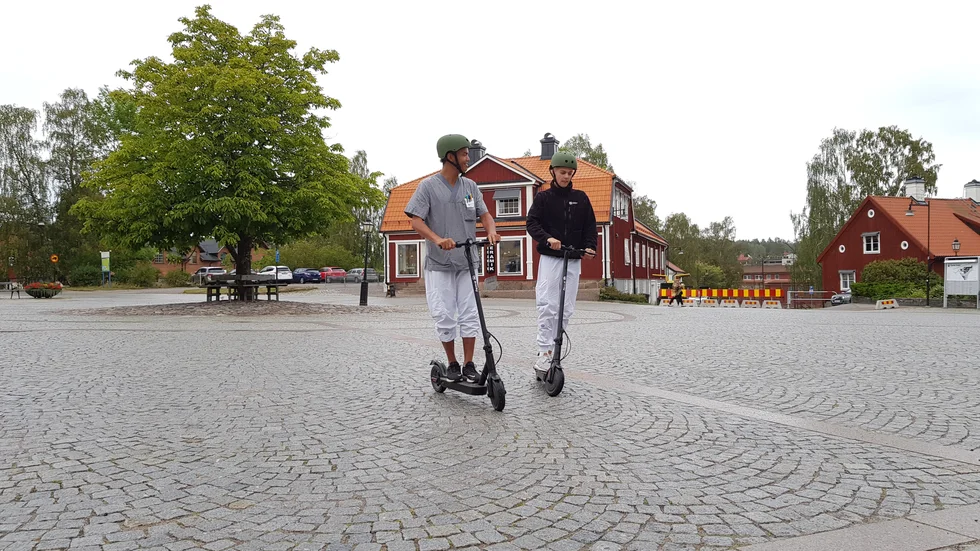 Ahmed Bahadori och Petter Malmehed är testpatrull på kommunens nya elskotrar. De tvekar inte om att byta elcykel mot elskoter i tjänsten.