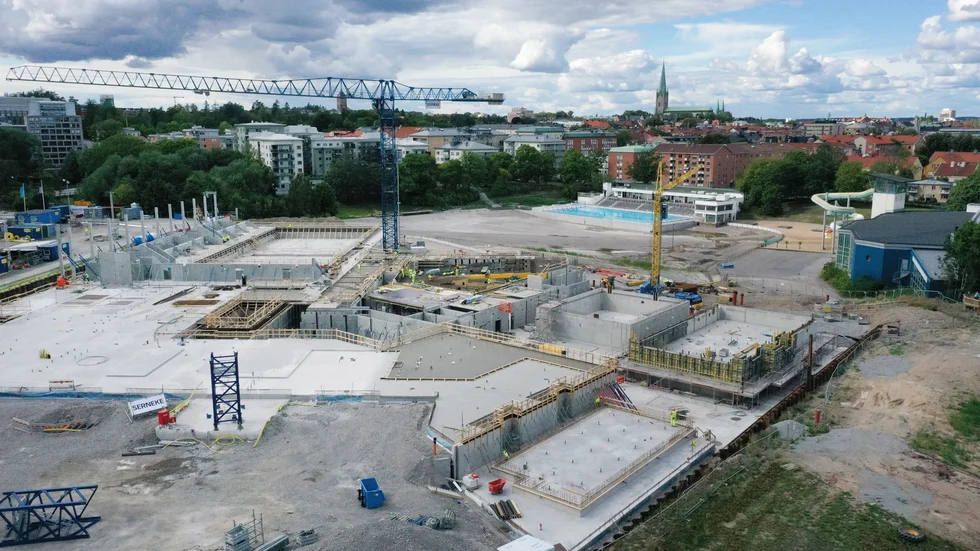Arbetet med Linköpings nya simhall går framåt. Men samarbetet mellan Lejonfastigheter och Serneke är fullt av konflikter och Serneke bedömer att hallbygget blir försenat.