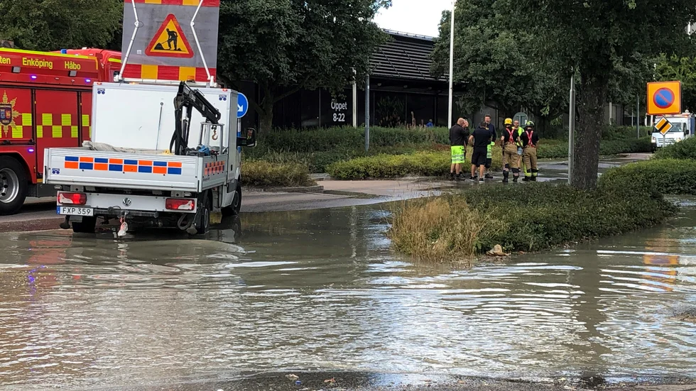 En del av Torggatan, utanför Coop, stängdes av på grund av vattenläckan.