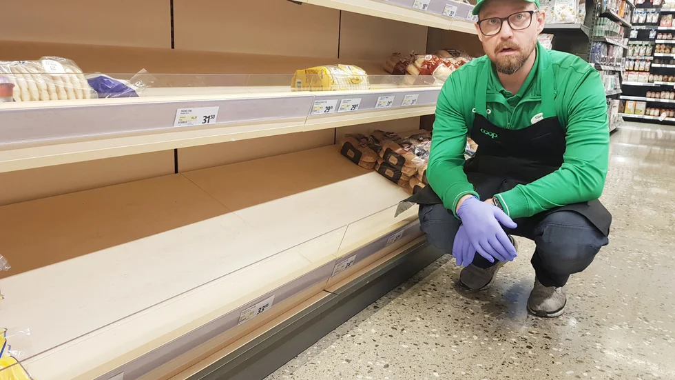 Hyllorna gapade tomma på Coop Norra ringen redan under tisdagen. "Mer än en tredjedel av vårt bröd kommer från Polarbröd. Vi har fått veta att vi bara kan få leveranser ett par dagar till", säger Fredrik Stenberg.