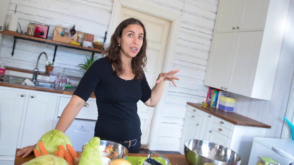 Sara Rezgui har bland annat arbetat med att bygga upp restauranger i Asien och Australien. Hon har rötterna i Luleå och bor i dag i Boden där en saluhall med närproducerad mat är på väg att ta form. 
