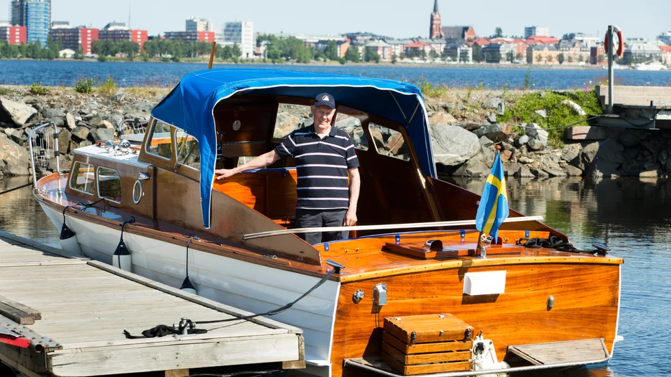Nisse Holmgren i sin klenod motorbåten Jenny. Bilden är hämtad från ett reportage i Norrbottens-Kuriren som publicerades den 3 augusti 2019.