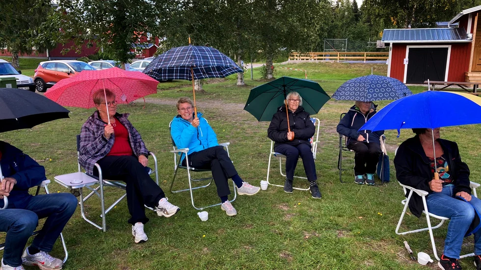 Inte ens en liten regnskur kunde förstöra den trevliga stämningen under allsångsstunden.