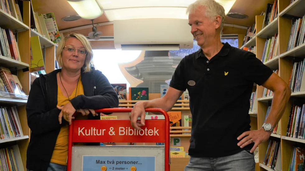 Hanna Nyström och Mats Sandqvist kör bokbussen i Nyköpings kommun.