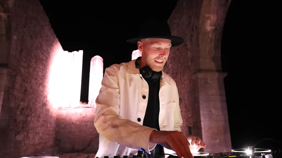 DJ:n Emil Hultgren fick idén att spela in musikshower vid gotländska ruiner efter att pandemin satt stopp för nattklubbar och konserter. Här vid Roma klosterruin.