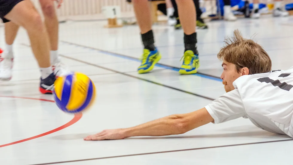 Simon Apelthun (tidigare Stenlund) fortsätter på liberopositionen i Uppsala Volley.