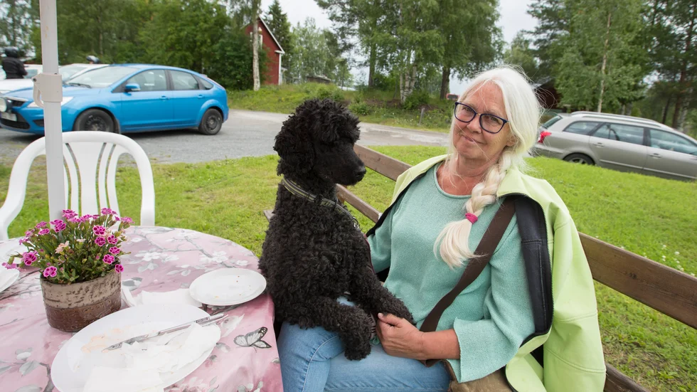 Boel Sundberg från Persön hade tagit plats vid ett av borden tillsammans med pudeln Tyra. 