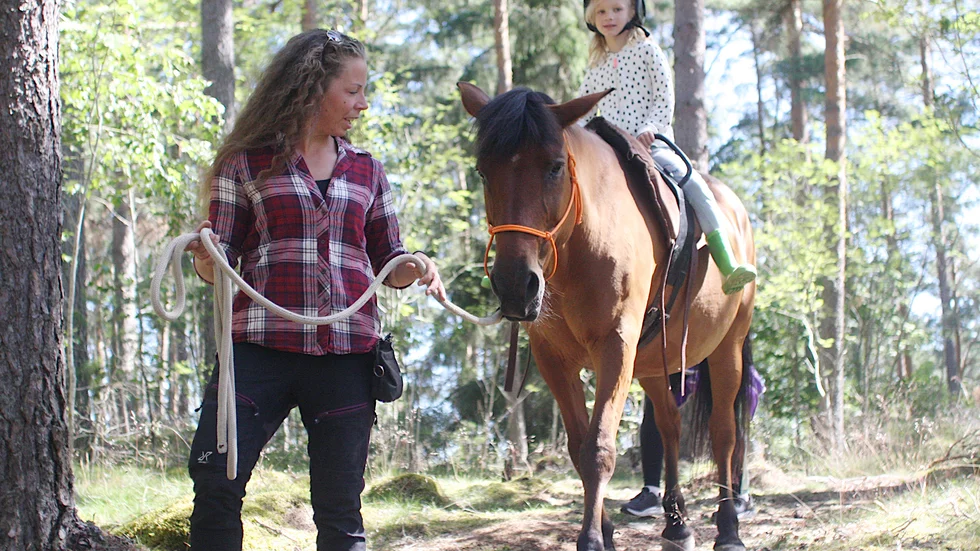 Viktoria Sandberg bjuder under sommaren in barn och föräldrar till att testa på ridning på hennes gård.