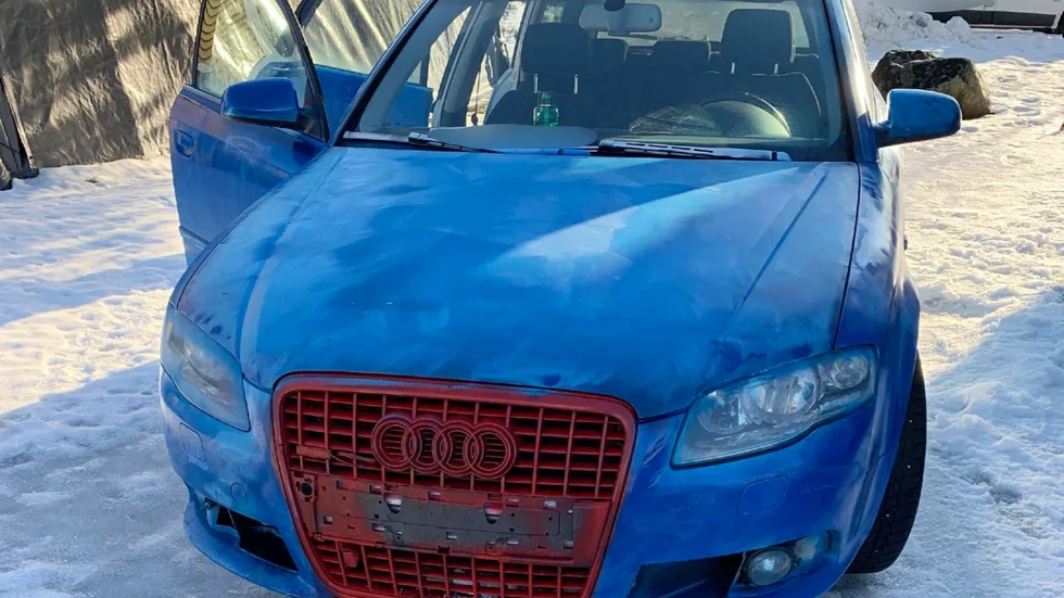 Den stulna bilen målades om i en blandning av blått och rött. Bilen fick också registeringsskyltar av kartong.
