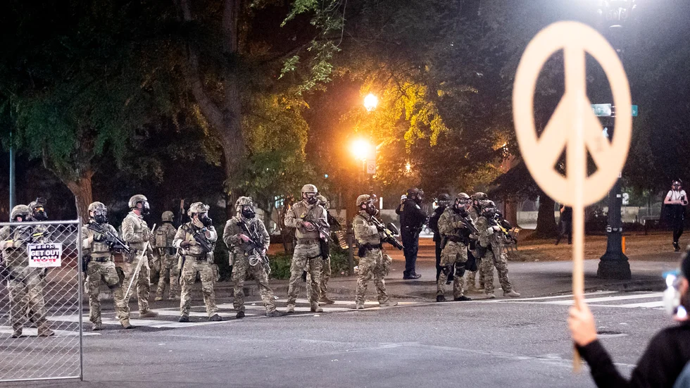 Federala styrkor upplöser en Black lives matter-demonstration i Portland Oregon, natten till måndag 20 juli.