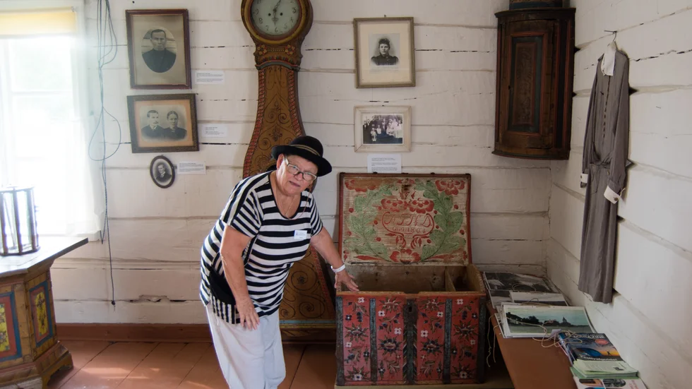 Gudrun Kron visar en av de många vackra 1800-talskistorna som finns i Aunesgården.