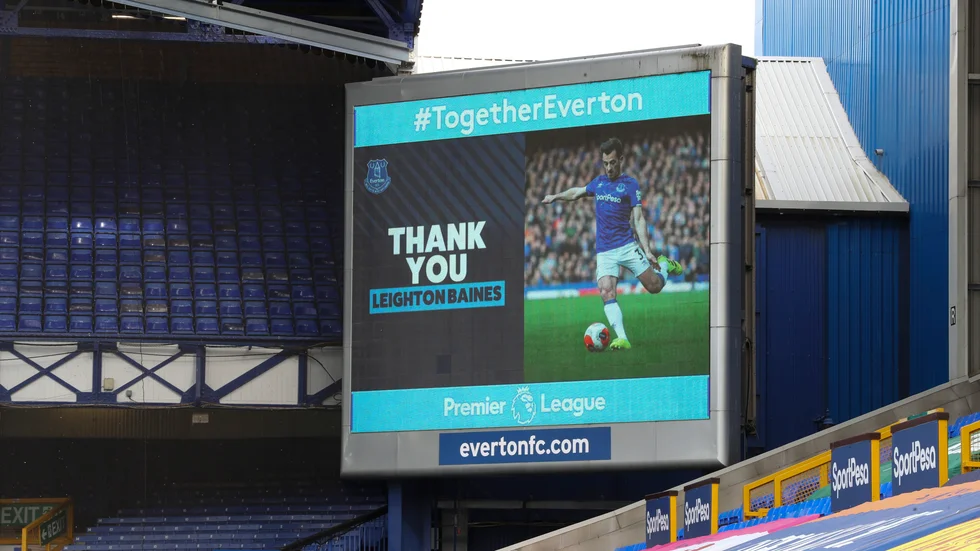 Leighton Baines avslutar karriären och tackades av med ett meddelande på Goodison Parks storbildsskärm.
