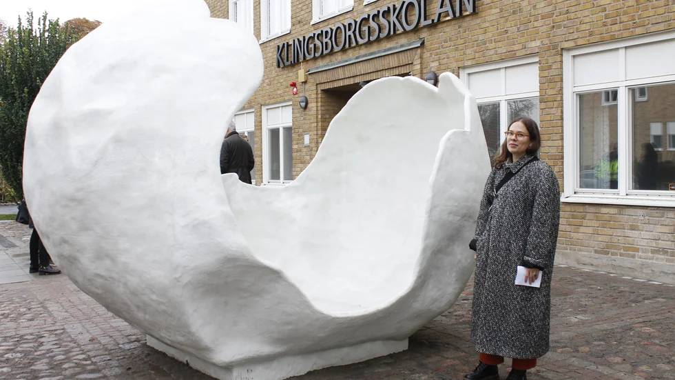 Konstnären Ida Pettersson, med rötter i Krokek, vid skulpturen Tintomaras gömma vid Klingsborgsskolans entré, på Holmstagatan. Klingsborgsskolan är Norrköpings största högstadieskola. 