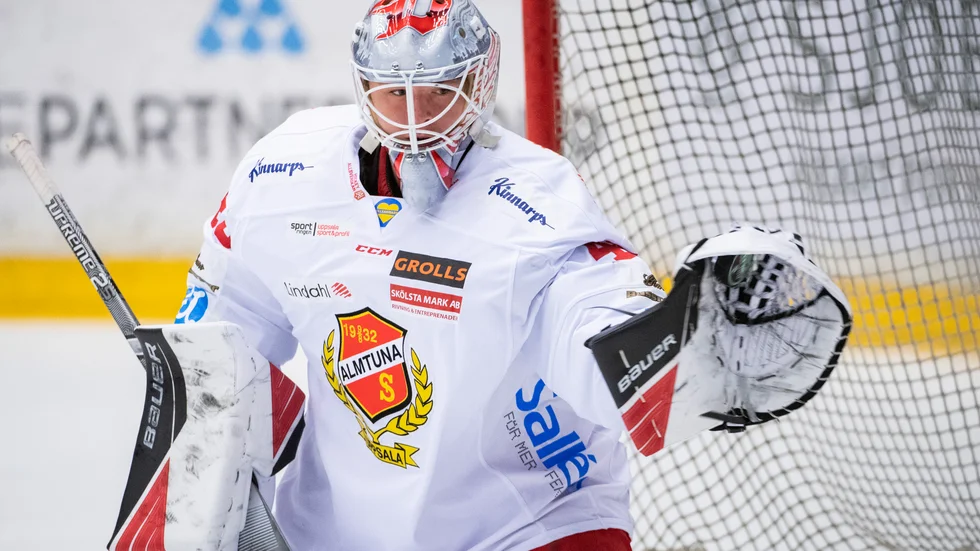 Filip Larsson skadade ett finger mot Västerås och tvingades utgå.