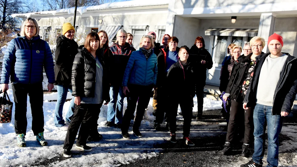 Från vänster Jeanette Ek, Vemira Kudumovic, Marika Lundin, Satu Mannela, Helena Bröms, Pernilla Bergenstråle, Ingela Degerlund, Irma Kudumovic
Mona Sandberg, Siw Forsberg, Eliisa Hoikka, Anette Lindgren, Hanna Brihem, Jelena Bahilova, Eva-Lisa Olausson och Senada Eriksson jobbar i hemtjänsten. Längst till höger Henrik Alqvist. 
